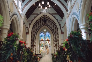 ホテルモントレ京都のステンドグラス前で