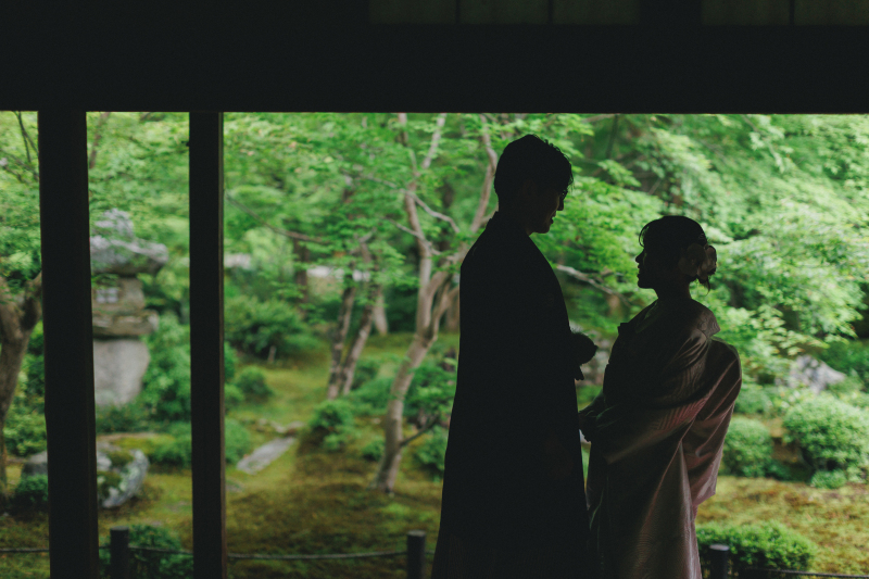 お庭を背景に