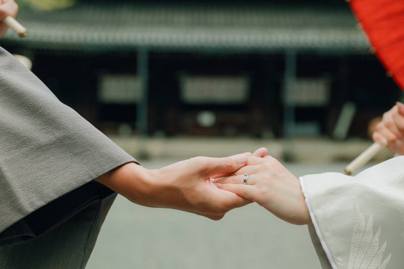 指輪を輝きを収めるお手元のアップ