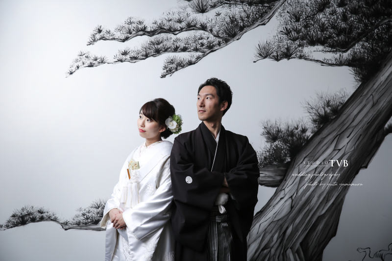 水墨画を背景に