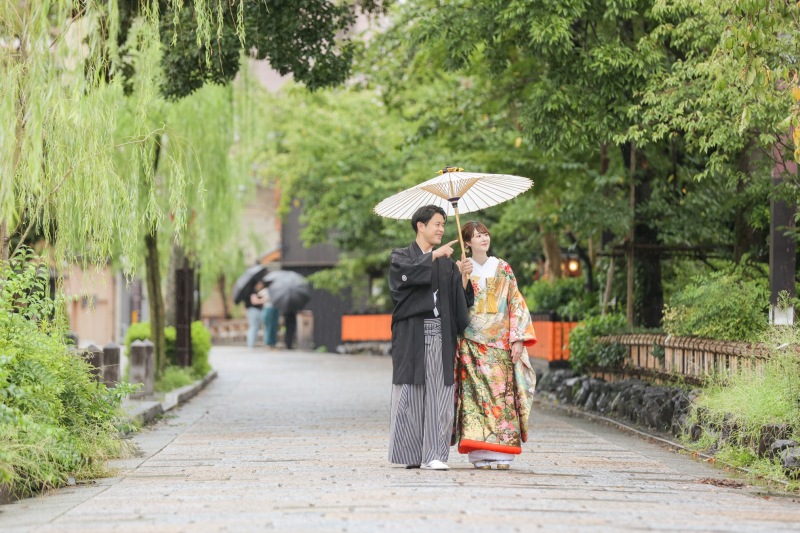 指をさしたりしながら