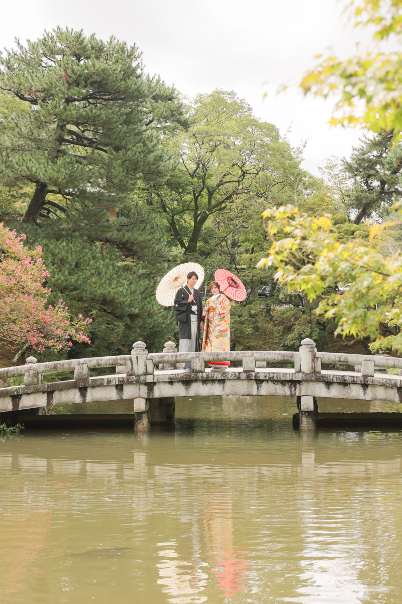 ひょうたん池にかかる橋の上で