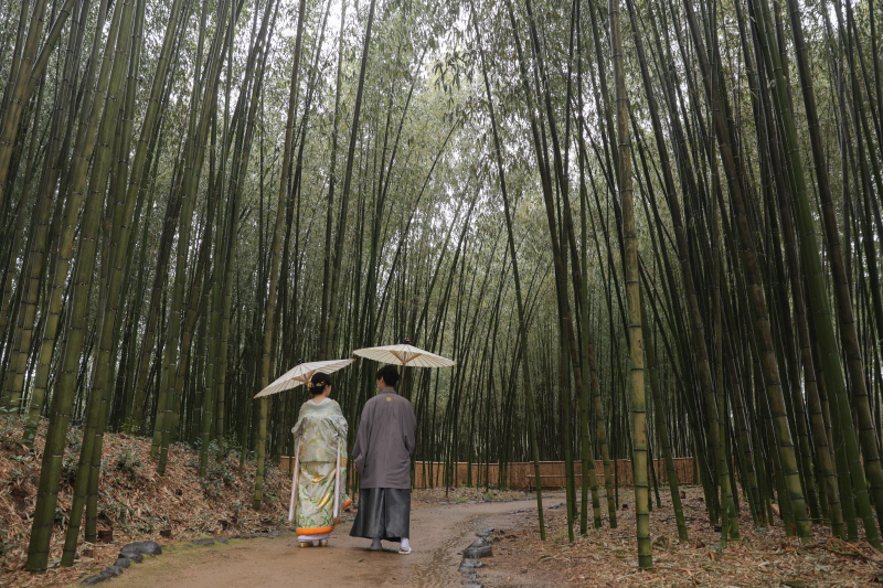 傘をさしてのんびりお二人でお散歩のカット♡