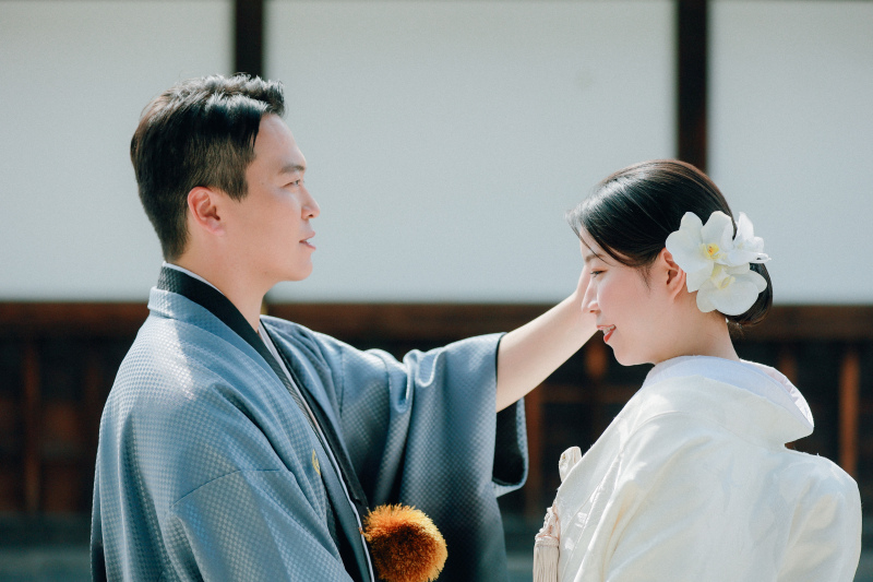 新郎様が新婦様の髪をなでて