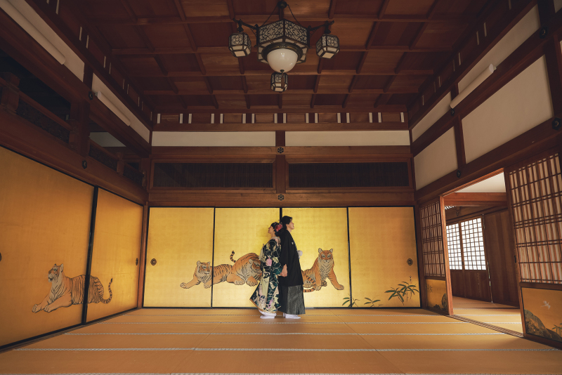 虎の襖のお部屋も...