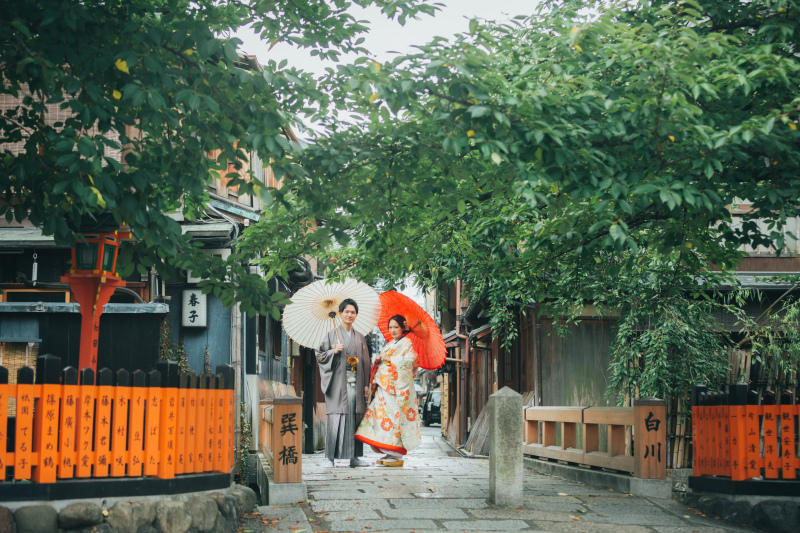 朱色が綺麗な巽橋で