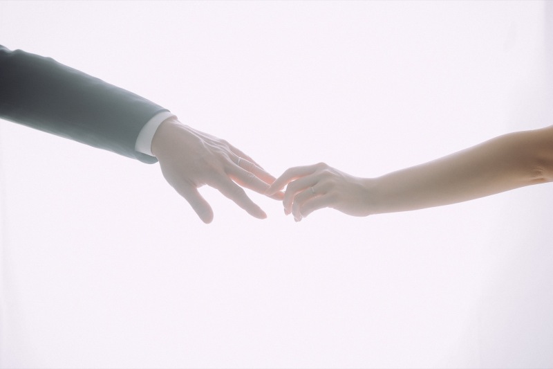 繋がる手と手・・・