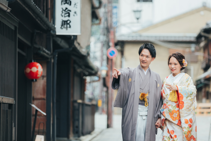 街並みを散策するお二人