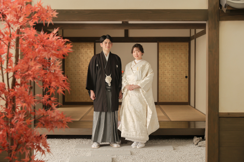 １着目は白無垢で屋内庭園撮影！