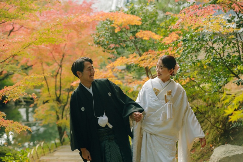 外では2人仲良く手を繋いで