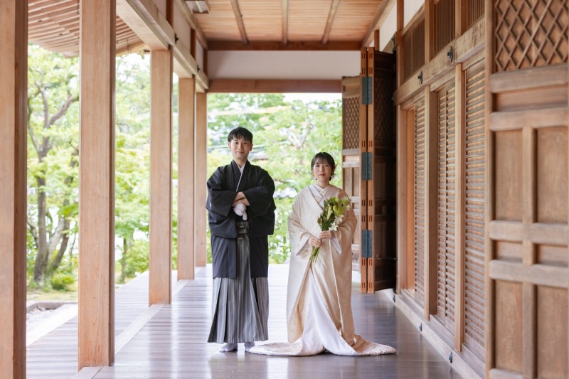 講堂でブーケを持って