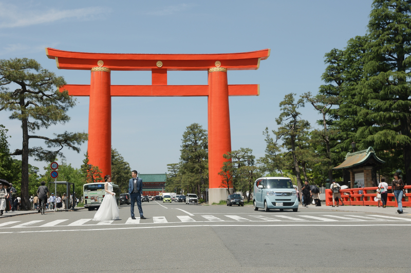 平安神宮の大鳥居の前で