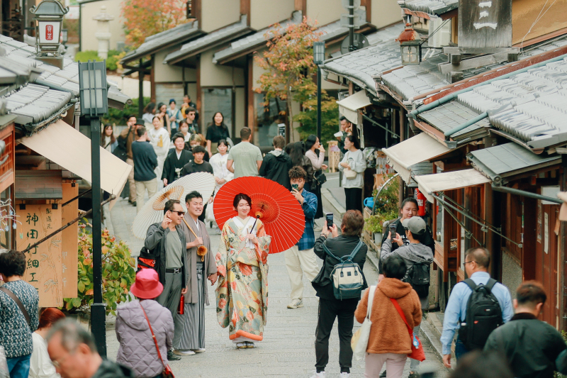 傘をさしながら街中散策