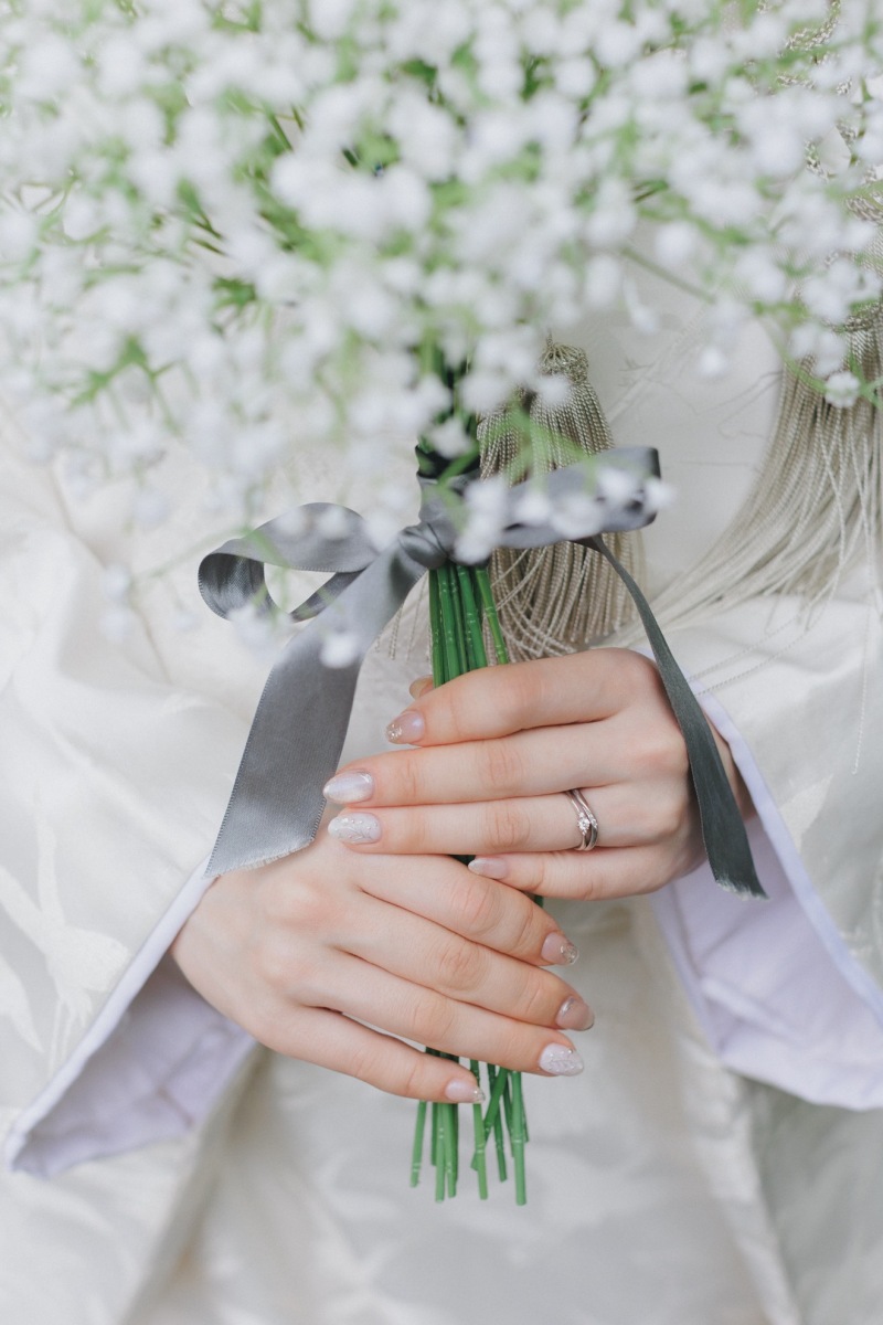 手元のネイルと一緒に