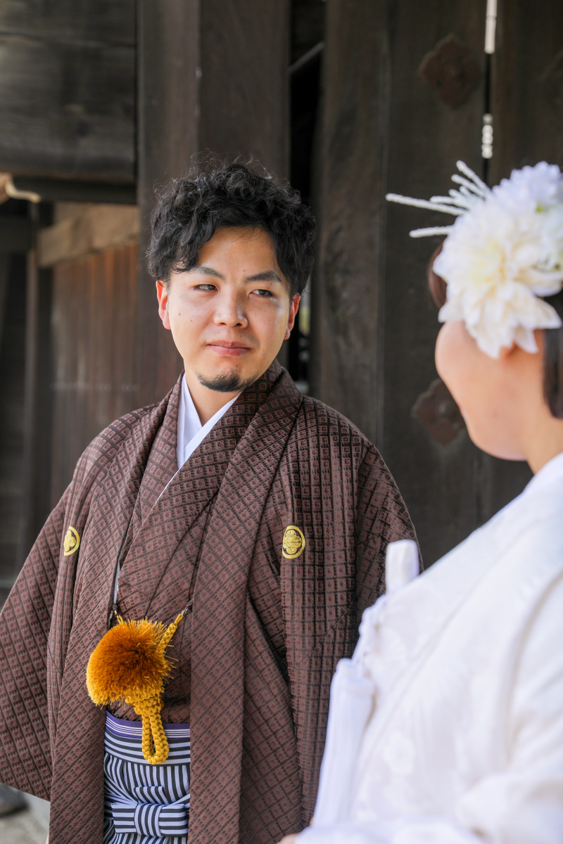 お互いに見つめ合う新郎