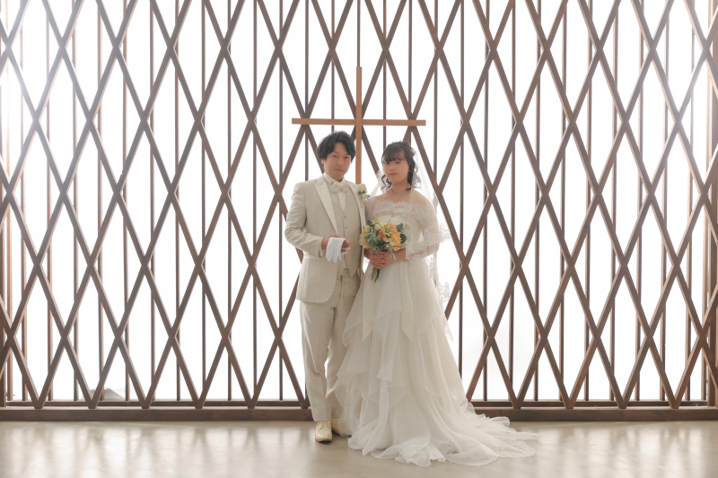 結婚式当日のチャペル前で撮った雰囲気のある１枚