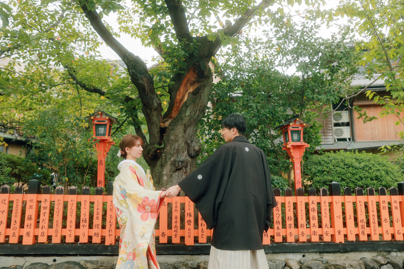 和の雰囲気をより一層引き立てる朱色の背景