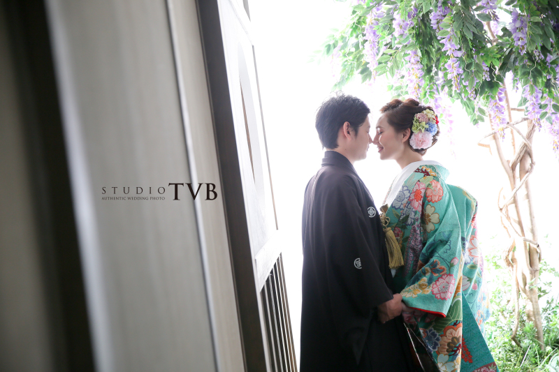 藤の木をバックに