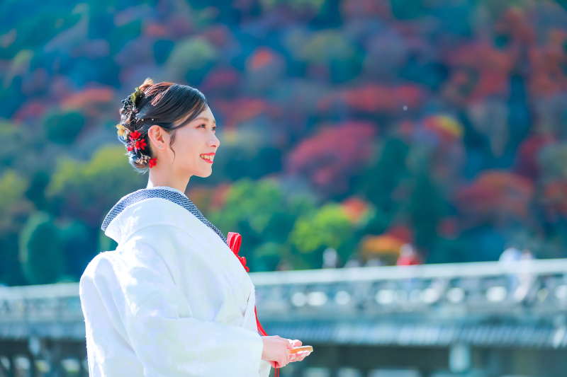 渡月橋と紅葉とご新婦様と