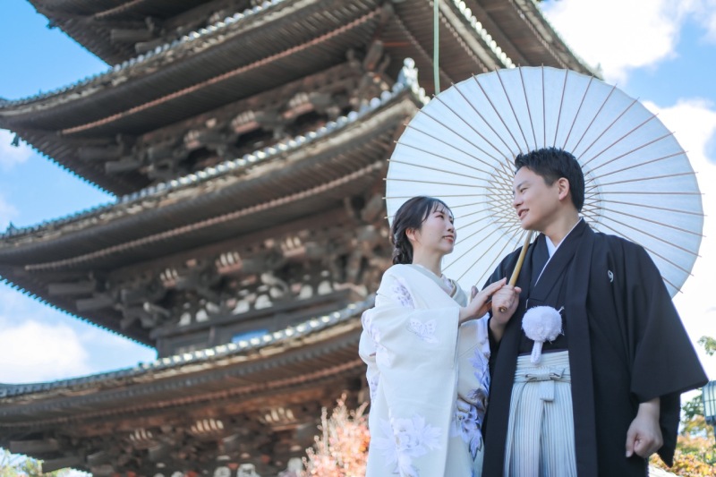 どんっと大きく五重塔をバックにした二人のショット