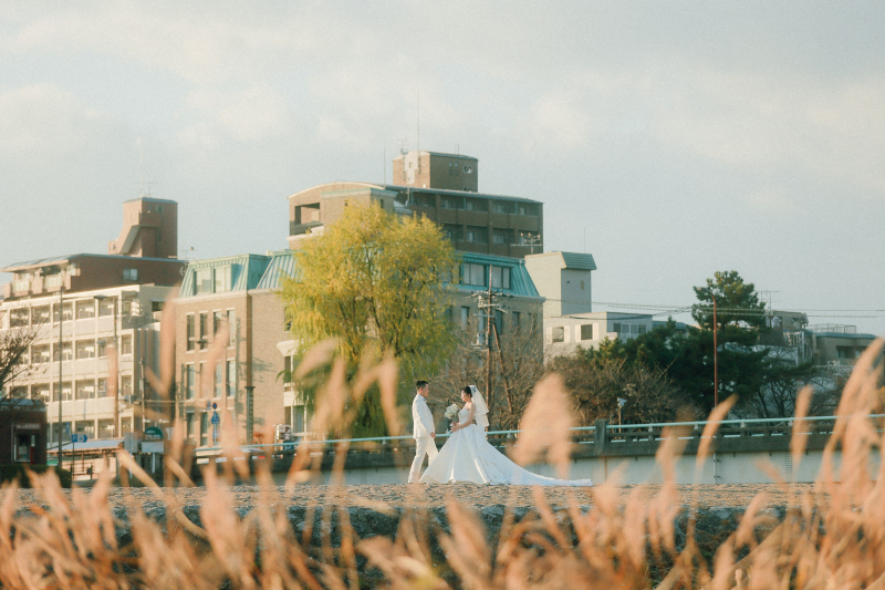 川辺に立って頂き対岸から撮影した１枚