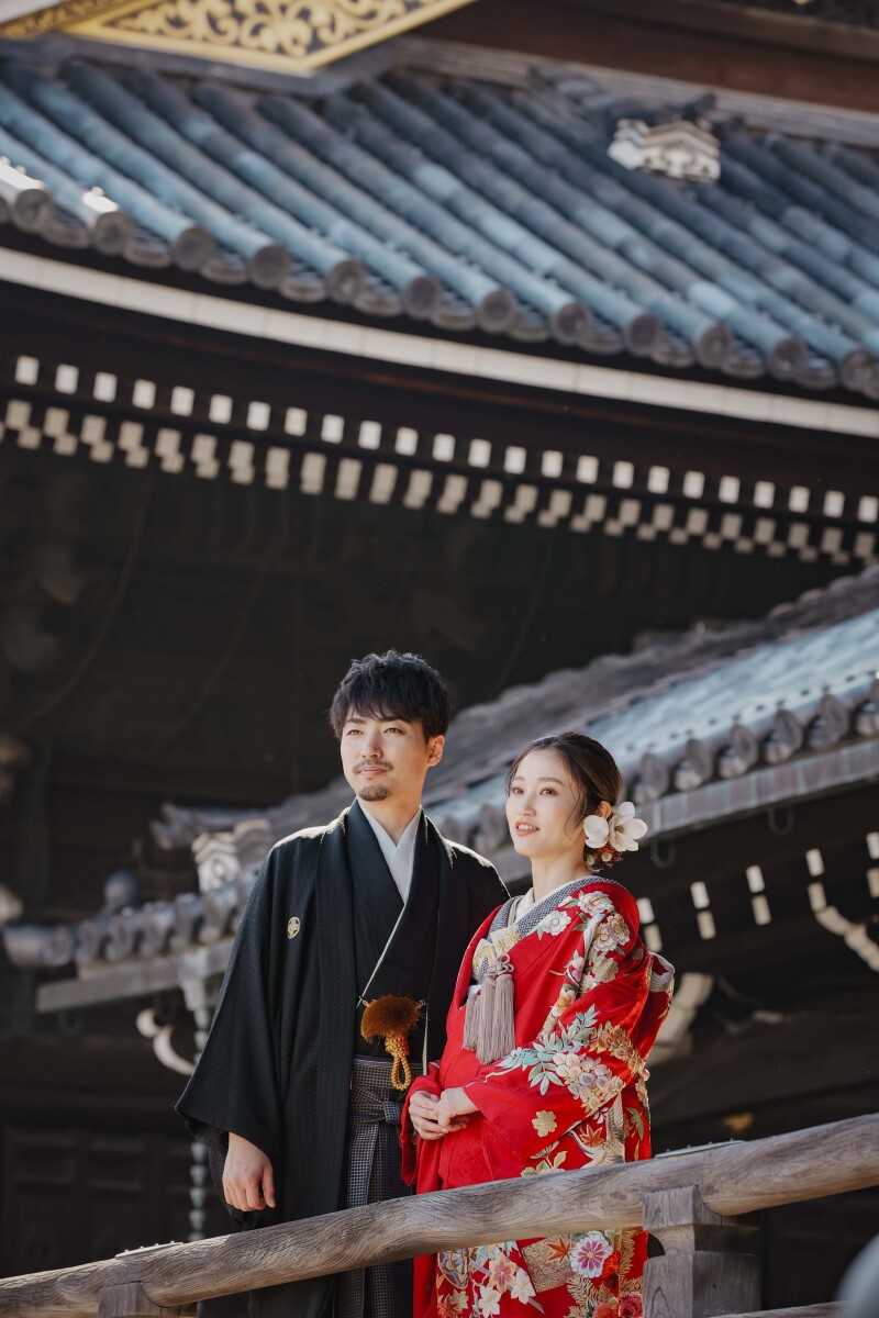 本堂をバックに、