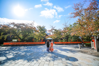 秋晴れの祇園で。