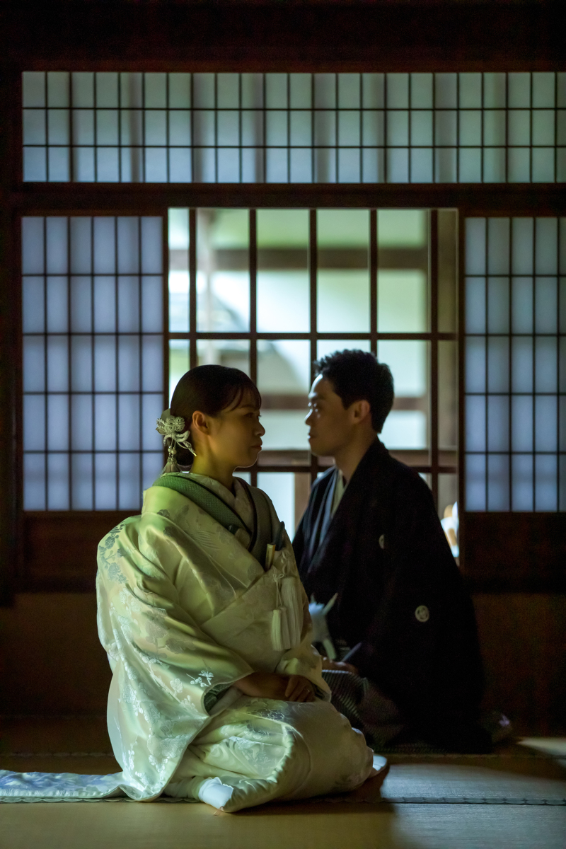 お二人の距離感を感じさせる写真となりました。