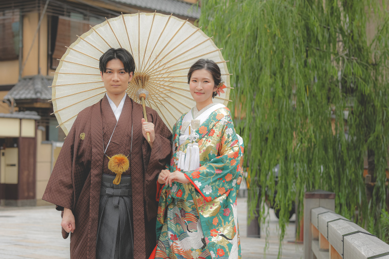 枝垂れ柳の前で・・・