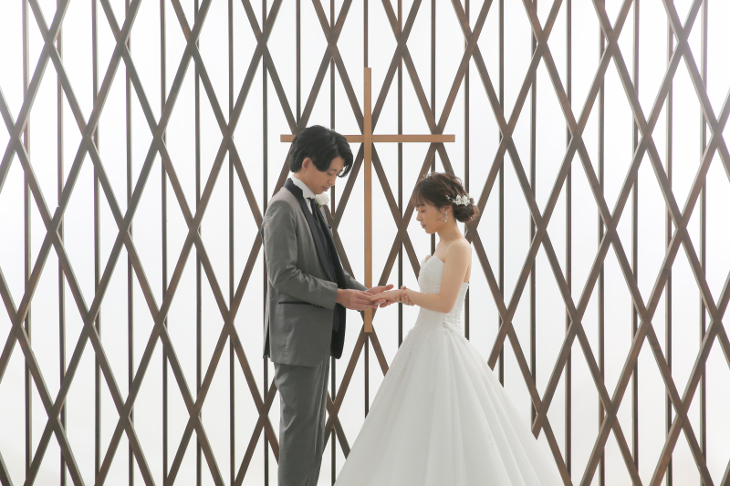 教会の様なロケーションの中での指輪交換のシーン