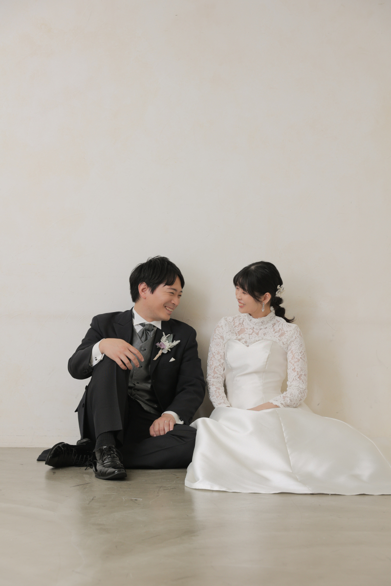 白壁の前で座ってみる