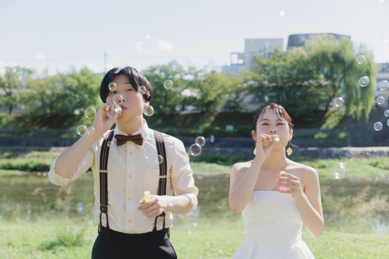 晴天の鴨川沿いでは、シャボン玉が舞う中での撮影。