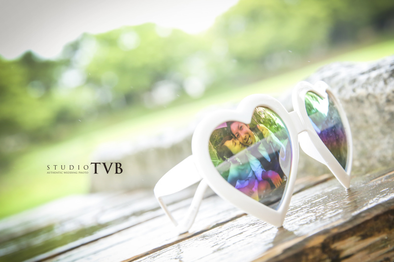 サングラスに映り込む二人