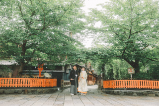 和装と洋装に自分たちらしさをも加えて楽しく撮影