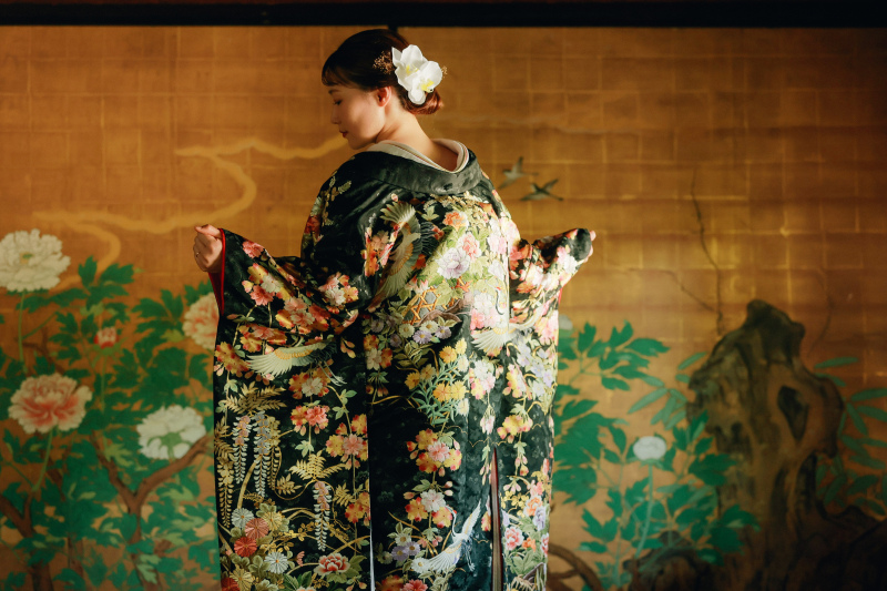 刺繍が綺麗な色打掛を・・・