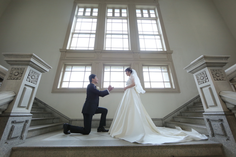 指輪を差し出し