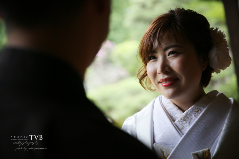 新郎様を見つめる新婦様