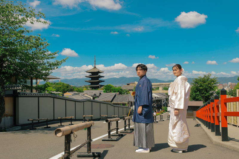 夏の京都の青空の下で。
