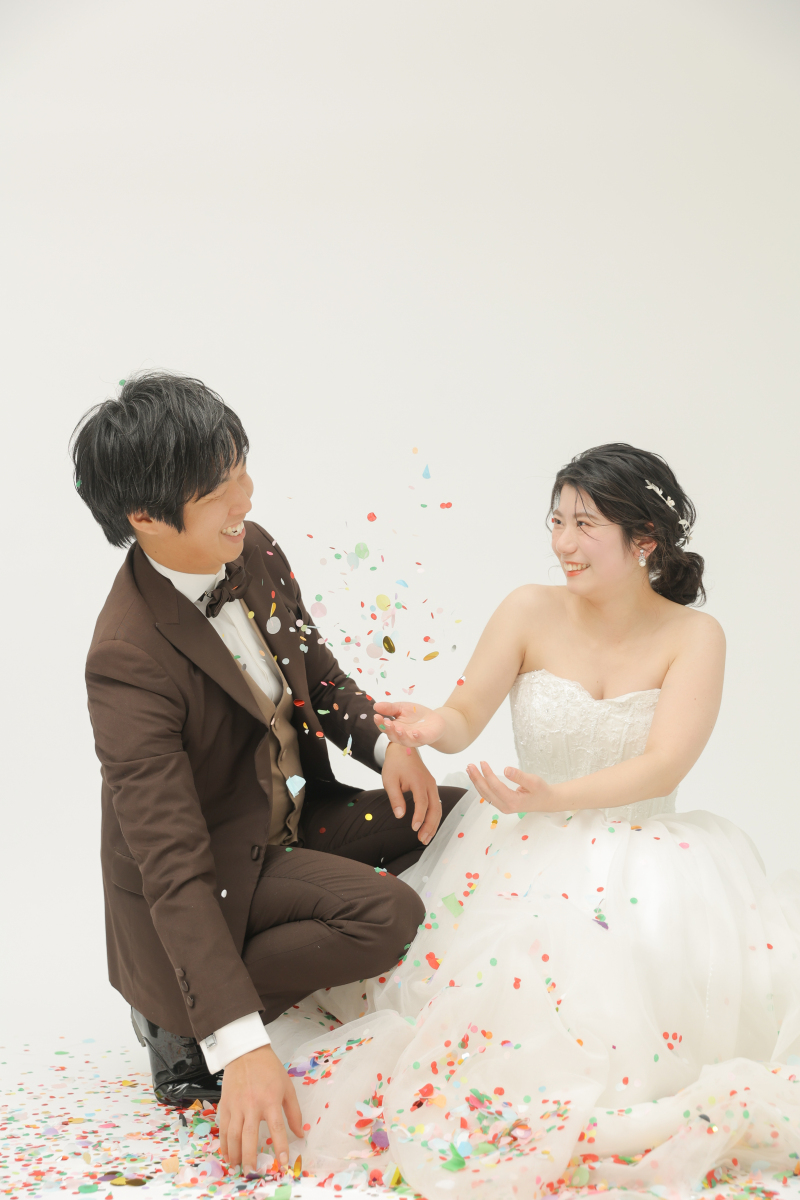 コンフェッティーをかけ合う二人