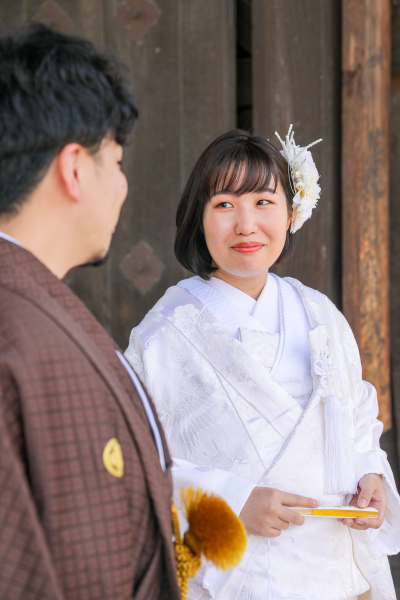 お互いを見つめる新婦