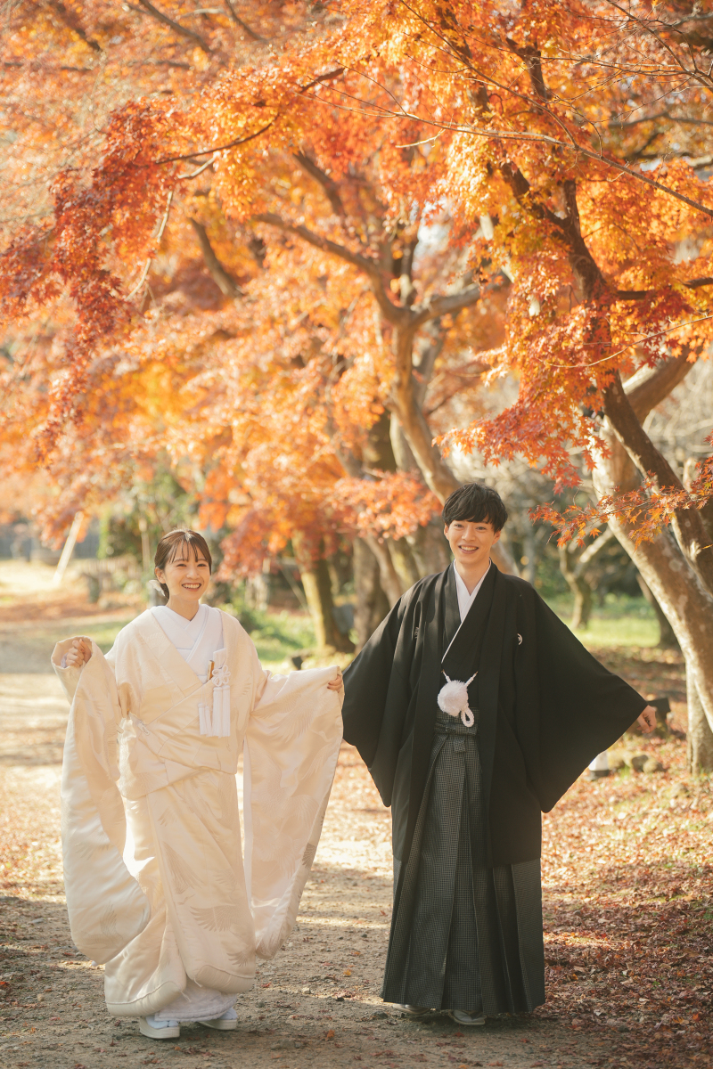 紅葉を堪能しながら自然な笑顔でのおふたり♪