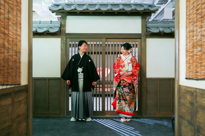 屋内庭園の入り口も門構えも意外と…