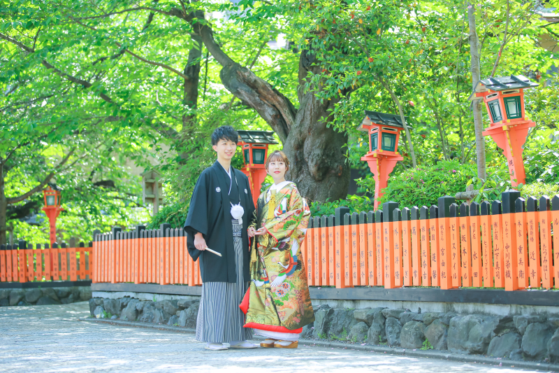 京都らしい朱色の玉垣の並ぶ景色です。