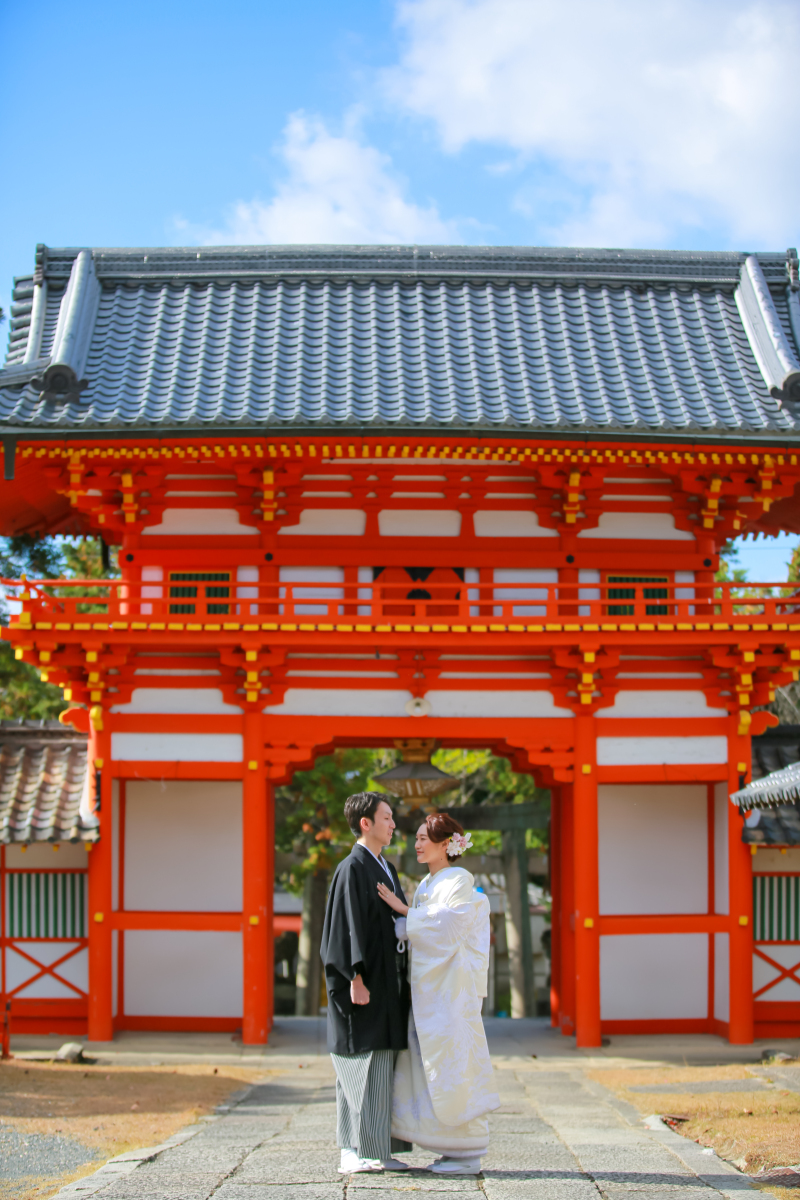 印象的な朱色の楼門。