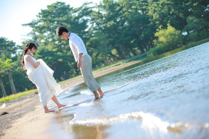琵琶湖岸の砂浜でお二人らしく♪