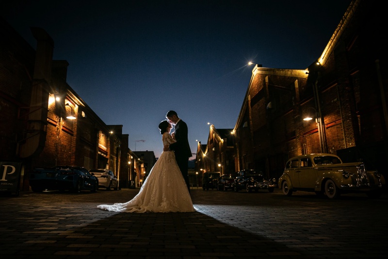 クラシックな街並みに溶け込むシルエット。まるで映画の主人公になったような、非日常的な空間を創り上げます。10年後、20年後に見返したとき、その場所の空気感までが鮮やかに蘇るような特別な一枚を。