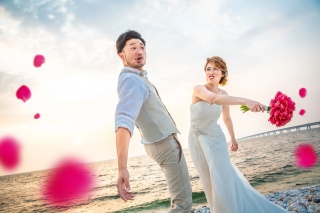 撮影そのものを全力で楽しむことで生まれる、飾らない表情。10年後にこの写真を見た時、おふたりの間に当時の賑やかな会話が蘇るような、そんな生き生きとした一瞬を大切に切り取ります。