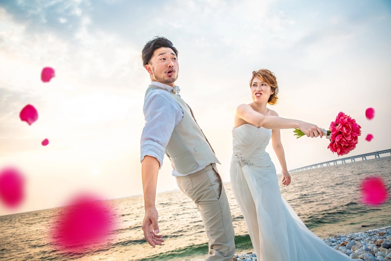 撮影そのものを全力で楽しむことで生まれる、飾らない表情。10年後にこの写真を見た時、おふたりの間に当時の賑やかな会話が蘇るような、そんな生き生きとした一瞬を大切に切り取ります。