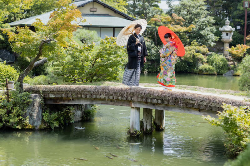 橋の上で