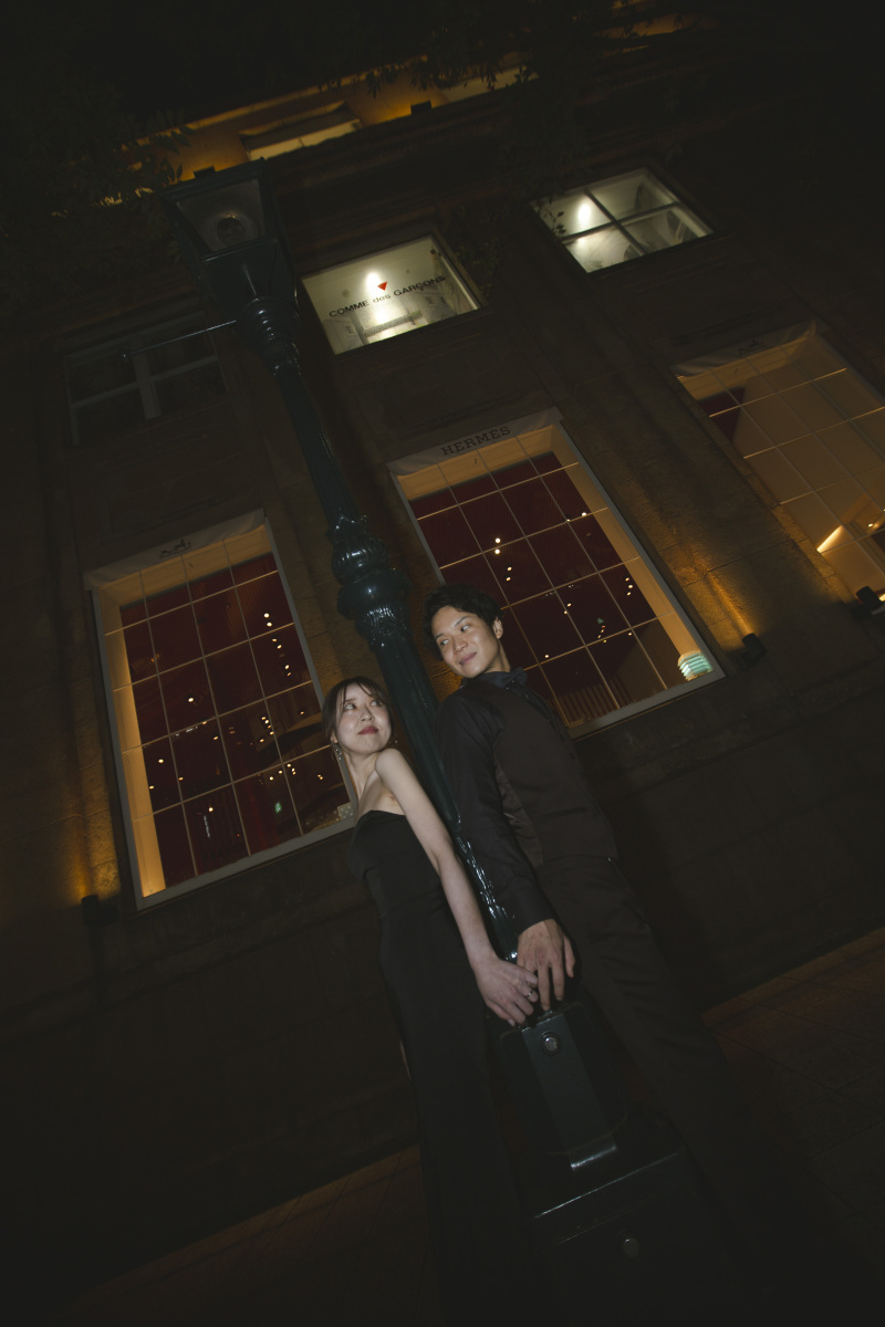 建物の前でお互いを見ていただきました。